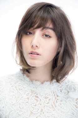 【柔らかさと立体感が際立つ】 ナチュラルミディアム ×インナーカラー