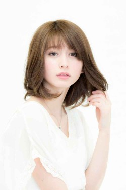 【人気】オリーブニュアンスのミルクティーベージュ × ナチュラル内巻きミディアム