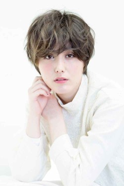 【軽やかな印象に】 立体感を楽しむ大人のショート ×ハイライト