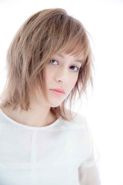 ミニマルなレイヤーをプラスしたくびれボブ