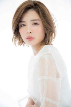 シアーな肌に似合うシナモンベージュ